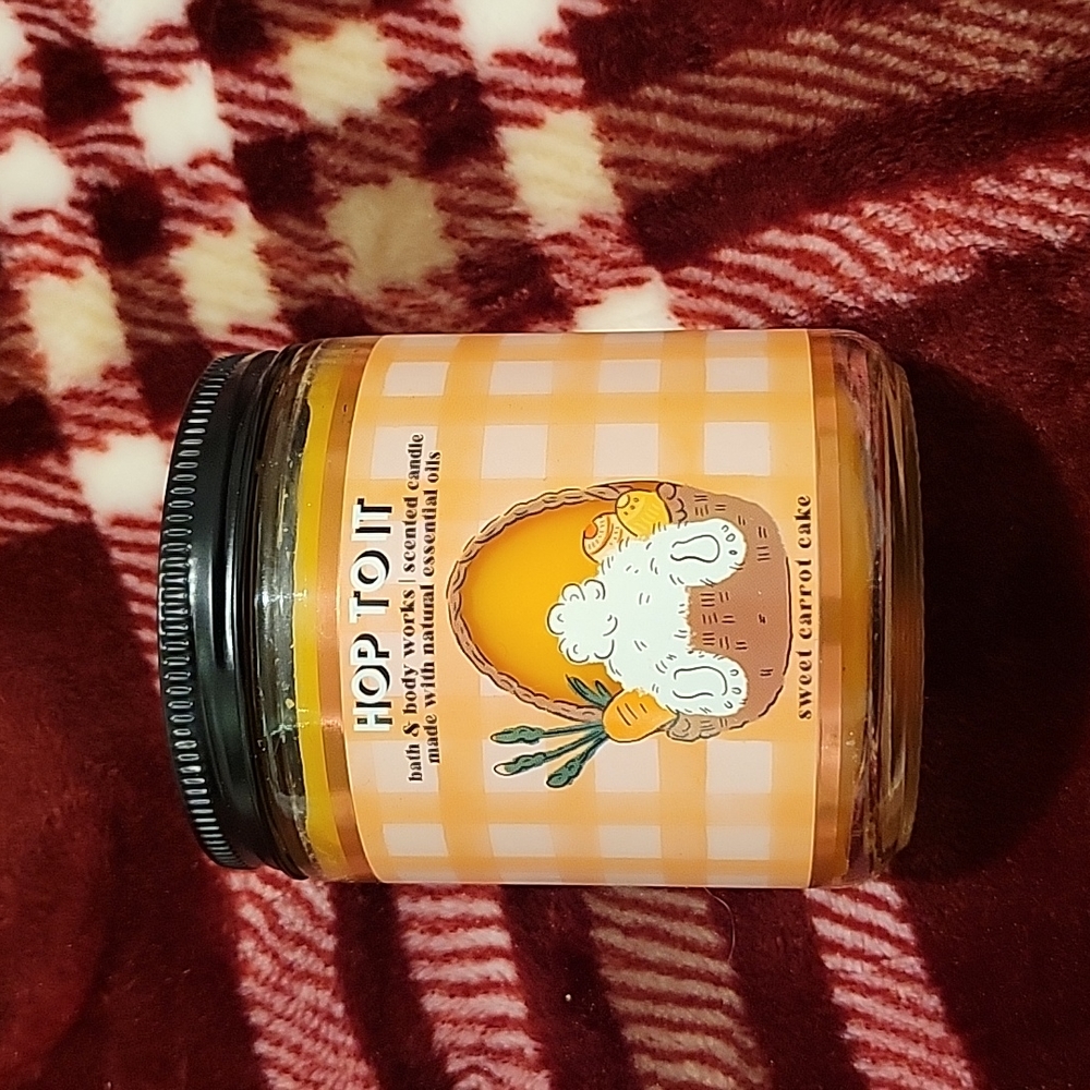 brand new b&bw sweet carrot cake candle
